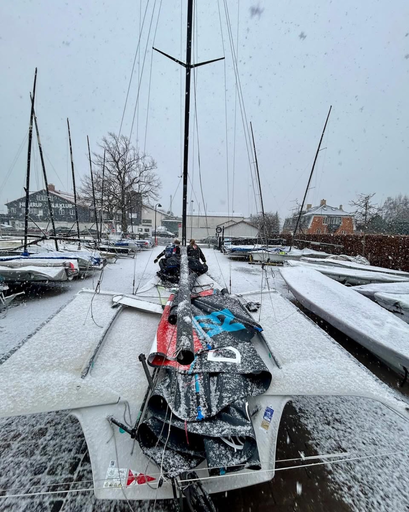 Sne på bådene ved Hellerup Sejlklub